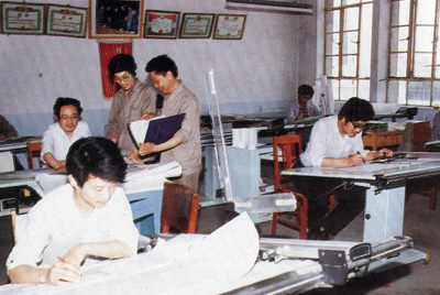 從1984年第一季度到抓管理上登記全面提高企業(yè)素質(zhì)驗(yàn)收前，采取分線檢查、總結(jié)成績、找出差距、提出措施、限期整改的方法，使各項(xiàng)工作在整頓中鞏固提高，在鞏固提高中進(jìn)行再整頓，再提高。