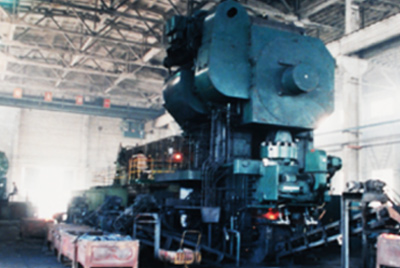 3月24日，世界第一臺德國奧姆卡4000噸熱模鍛生產(chǎn)線在山推總廠熱模鍛車間安裝調(diào)試。