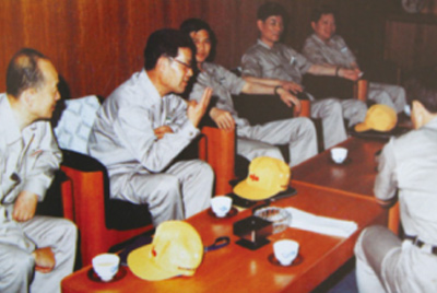 為了學(xué)習(xí)外國先進(jìn)技術(shù)和管理方法，前往引進(jìn)技術(shù)與設(shè)備的國家進(jìn)行實(shí)地考察。薛仲光廠長在日本。