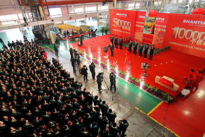 推土機(jī)事業(yè)部總裝工廠隆重舉行推土機(jī)第50000臺下線慶典儀式。這一激動(dòng)人心的歷史時(shí)刻標(biāo)志著50000臺不僅僅是一個(gè)數(shù)量的積累，更是山推管理水平、生產(chǎn)規(guī)模、制造技術(shù)、研發(fā)能力、銷售能力等綜合能力的體現(xiàn)，標(biāo)志著山推推土機(jī)產(chǎn)業(yè)整體實(shí)力進(jìn)一步增強(qiáng)，是從量變到質(zhì)變的飛躍。