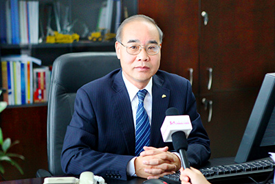 張秀文董事長在接受中國山東網(wǎng)專題采訪時(shí)，就公司踐行“厚道魯商”倡樹行動(dòng)進(jìn)行回答，介紹了山推把“仁義、誠信、厚道”的文化精髓融入到生產(chǎn)經(jīng)營的全過程的典型做法和“誠敬做產(chǎn)品，誠信做企業(yè)”的經(jīng)營理念，在工程機(jī)械行業(yè)樹立起了“厚德堅(jiān)韌”的山東國企形象