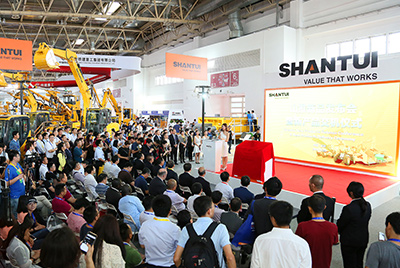 山推新品發(fā)布會暨新產(chǎn)品交機(jī)儀式“炫”動(dòng)BICES 2017