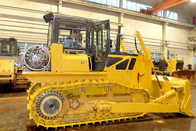 世界上第一臺燃?xì)庑吐膸酵仆翙C(jī)——SD20-5（LNG）在研究總院新產(chǎn)品試制中心下線。SD20-5（LNG）履帶式推土機(jī)是公司順應(yīng)行業(yè)發(fā)展趨勢開發(fā)的一款節(jié)能、環(huán)保產(chǎn)品，整機(jī)采用天然氣專用發(fā)動(dòng)機(jī)，燃燒后無積炭，滿足stageIIIA排放，壽命更長，維修頻率更低。