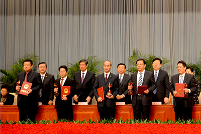 會上對獲得“省長質(zhì)量獎(jiǎng)”的企業(yè)和個(gè)人進(jìn)行了表彰，山推股份位居榜首，公司董事長張秀文從省長姜大明手中接過了代表山東質(zhì)量管理最高榮譽(yù)的“金拇指”獎(jiǎng)杯。