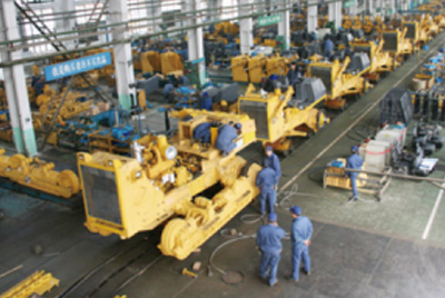 山推牌TY320C推土機(jī)在裝配分廠試驗(yàn)車間順利下線，標(biāo)志著“山推”系列推土機(jī)在技術(shù)性能和結(jié)構(gòu)造型水平上又上了一個(gè)新的臺階。