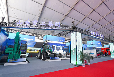 2023跨國公司與中國主題展在青島國際會議中心海上大壩舉辦， 山推股份攜EE225電挖、SRD13-C6U無人駕駛壓路機(jī)和純電裝載機(jī)隨團(tuán)參展。